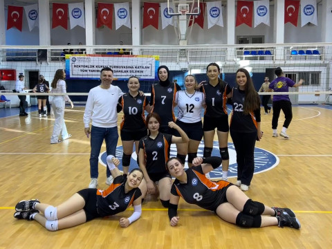 Voleybol (K) takımımız Teknoloji fakültesi ile oynadığı ikinci maçtan 3-0 skor ile ayrılarak ikinci galibiyeti de almış, turnuvadaki başarılı ilerleyişini devam ettirmiştir.